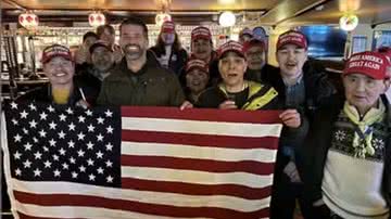 Foto de Donald Trump Jr. com supostos apoiadores - Reprodução/Fantástico