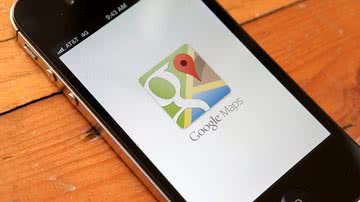 Celular com a logo do Google Maps - Getty Images