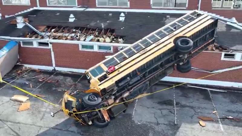Ônibus é arremessado contra telhado de escola no Alabama - Reprodução/X(@WeatherNation)