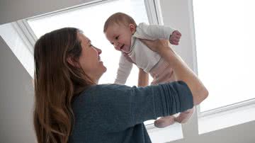 Imagem ilustrativa de mãe segurando bebê - Getty Images