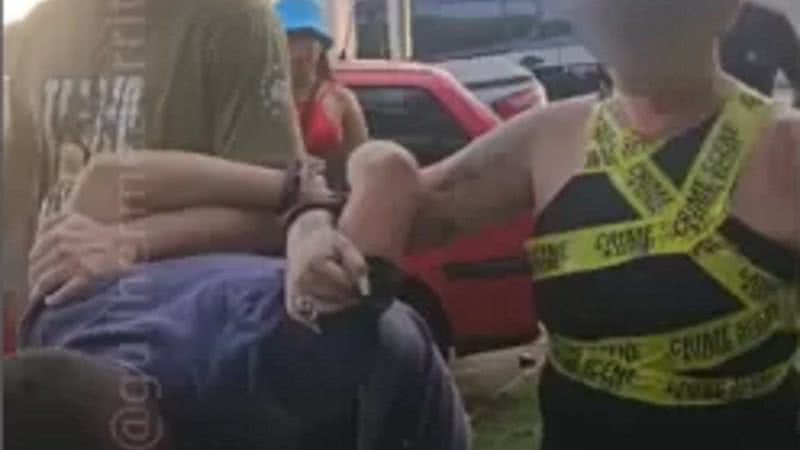 Policial fantasiada de cena de crime prende suspeito de roubar celulares - Reprodução/Instagram/@guilhermederrite