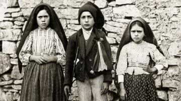 Os "pastorinhos de Fátima" (Lúcia dos Santos, Francisco Marto e Jacinta Marto) em foto de 1917 - Joshua Benoliel/Wikimedia Commons