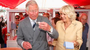 O rei Charles III ao lado da rainha Camilla - Getty Images
