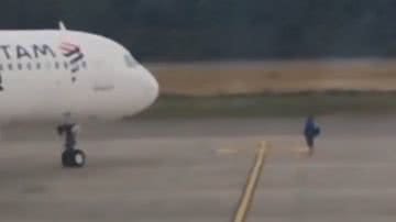 Imagem registrada do momento em que homem impedia decolagem de avião - Reprodução/Redes Sociais