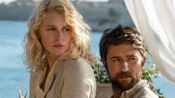 Julia Schlaepfer e Brandon Sklenar como Alex e Spencer em '1923' - Reprodução/Paramount