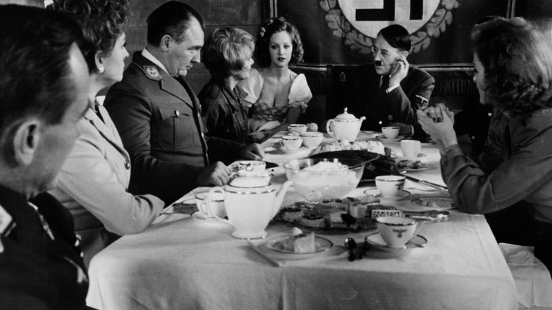 Hitler comemorando seu aniversário dentro do bunker - Getty Imagens