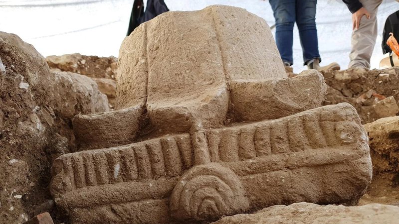 O capitel encontrado no campo - Divulgação/Israel Antiquities Authority