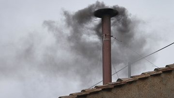 Como o Vaticano produz a fumaça branca ou preta do conclave?