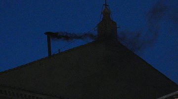 Fumaça preta saindo da Capela Sistina - Getty Images