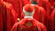 Cardeal de costas durante conclave de 2013 - Getty Images