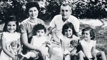 Fotografia de Héctor Germán Oesterheld com a esposa e as quatro filhas - Arquivo Pessoal