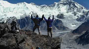 Imagem ilustrativa de alpinistas no Everest - Getty Images