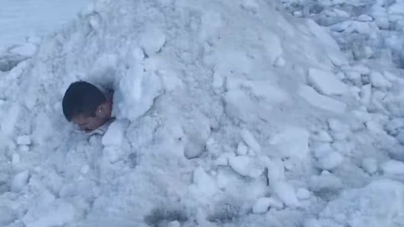 Suíço fica enterrado na neve por mais de duas horas e quebra recorde mundial - Divulgação/Guinness World Records