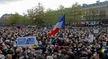 Manifestação em paris em homenagem à Samuel Paty - Divulgação/Twitter